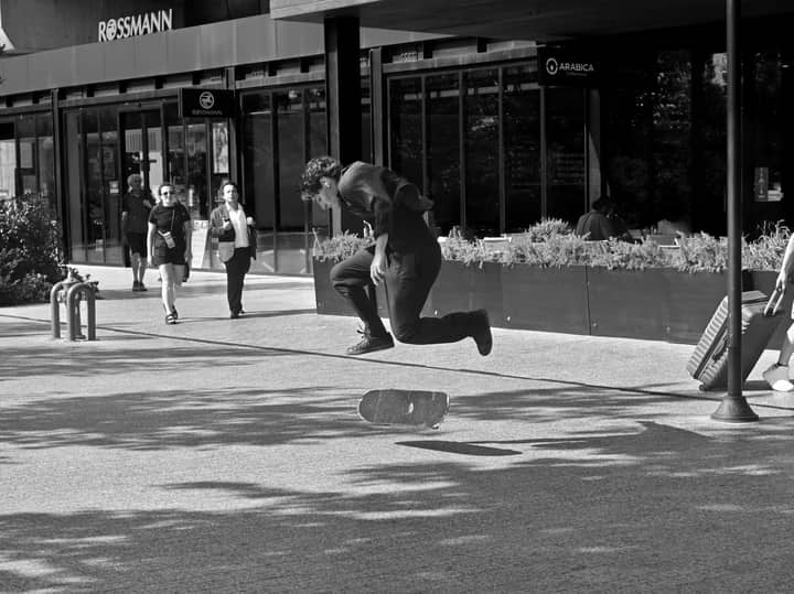 Dynamic black and white capture of a skateboarder performing tricks in İstanbul, Türkiye.