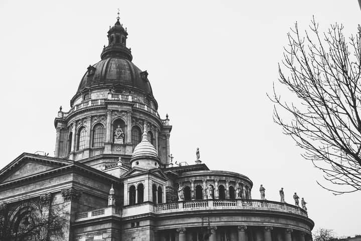 Black and white image of St. Stephen's Basilica in Budapest, showcasing classical architecture.