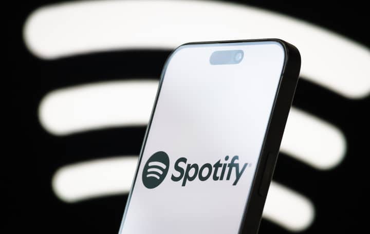Spotify and Universal Music sign “landmark” deal enabling fan-made AI covers and remixes
