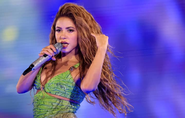 Shakira shuts down “fake” images of her supporting Colombian presidential candidates