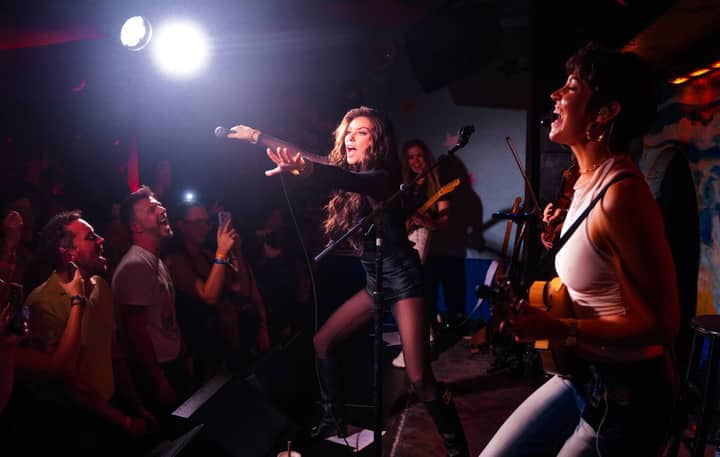 Watch Shania Twain play intimate, 200-capacity show at The Shacklewell Arms in London