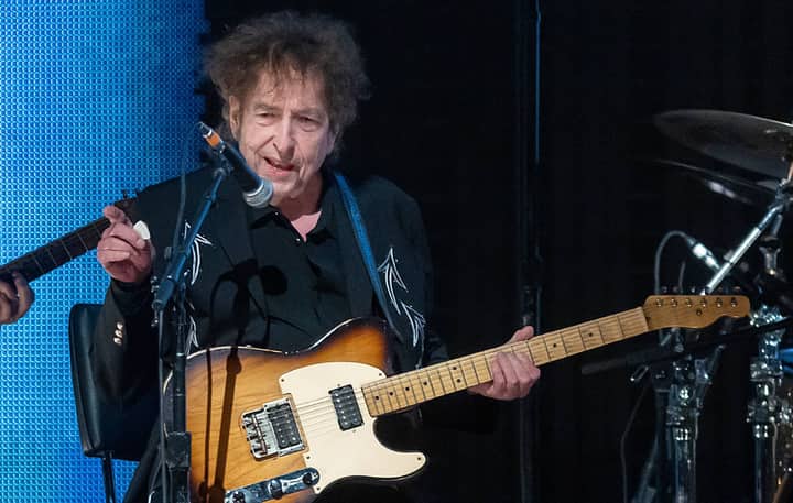 Bob Dylan makes changes to live band as two long-serving guitarists step away