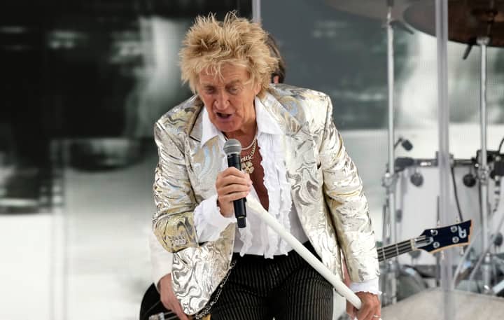 Rod Stewart jokes with crowd after nearly fainting onstage: “Would you mind if I sat down for this one?”